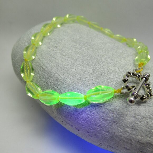 Uranium glass bead bracelet - Picture 7 of 8